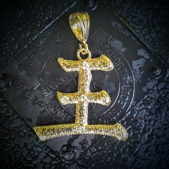 Other - Large gold tone💢💢 Medallion